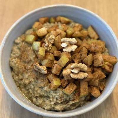 Grüner Matcha-Porridge mit gebratenen Apfelwürfeln und Walnüssen