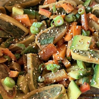 Asiatischer Salat mit gebratenen Maultaschen, Karotte, Gurke und Avocado