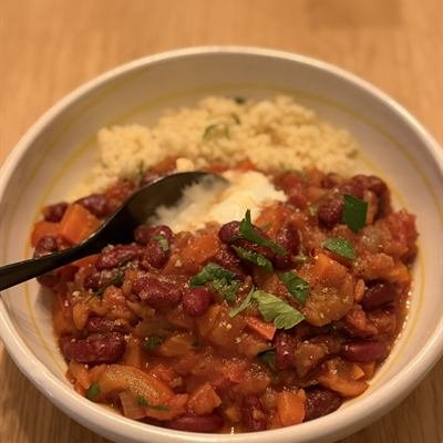 Auberginen-Chili mit Kidneybohnen, Couscous und einem Klecks Joghurt