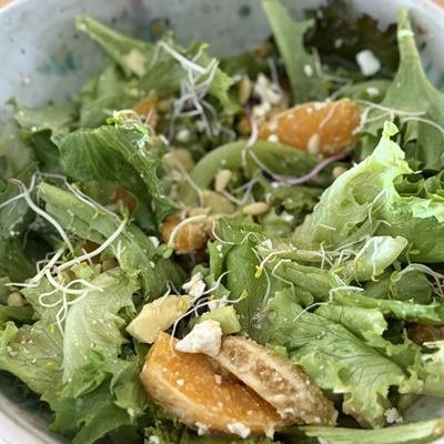 Blattsalat mit Orangenstücken, Avocado und Feta