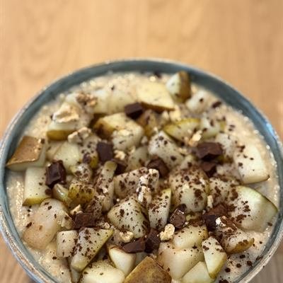 Porridge mit Birnenwürfeln und Schokostückchen