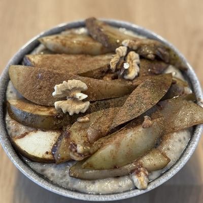 Porridge mit karamellisierten Birnenspalten und Walnüssen