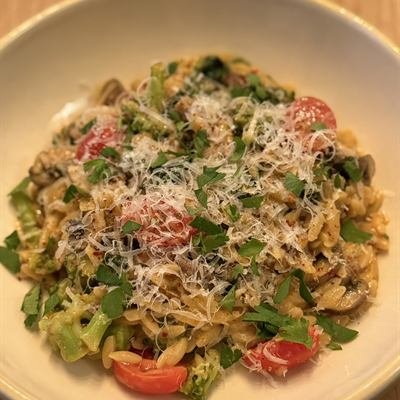 Orzo mit Brokkoli, Cocktailtomaten, Petersilie und Parmesan