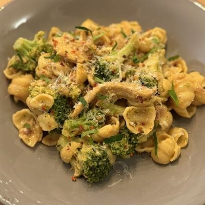 Orecchiette mit Brokkoli und Soja-Chicken in cremiger Soße