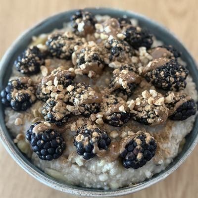 Porridge mit Brombeeren und gehackten Mandeln