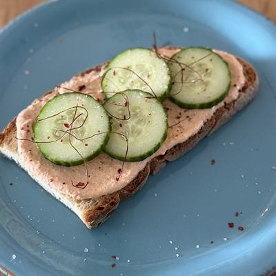 Bauernbrot mit Chili-Frischkäse und Gurkenscheiben