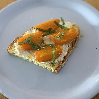 Brot mit Ricotta und karamellisierten Aprikosen