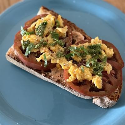 Ciabatta mit Rührei, Tomatenscheiben und Basilikumpesto