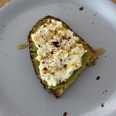 Maisbrot mit Guacamole, körnigem Frischkäse und Chiliflocken