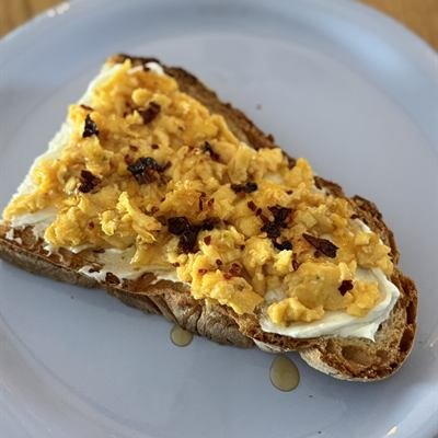 Brot mit Rührei, Crispy Chili Öl und Honig