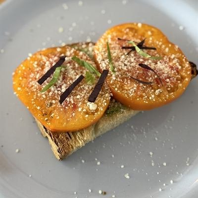 Brot mit Pesto und gelben Fleischtomatenscheiben