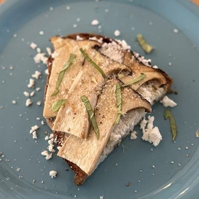 Sauerteigbrot mit gebratenen Kräuterseitlingen und Ricotta