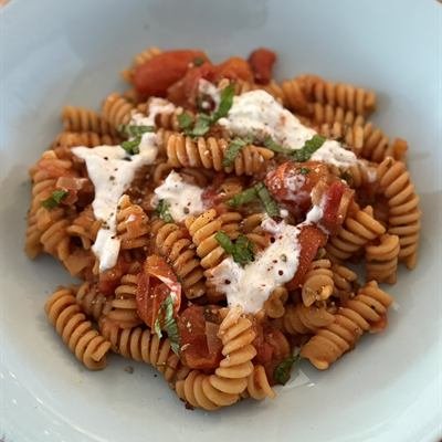 Fusilli in Tomatensoße mit Cocktailtomaten und Burrata