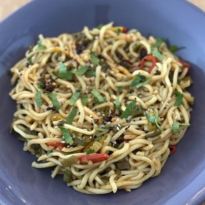 Ramen-Nudeln mit Paprika, Frühlingszwiebeln und Chili