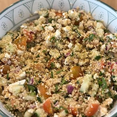 Couscous-Salat mit Paprika, Gurke und Feta