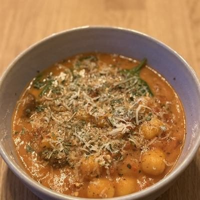 Cremige Tomatensuppe mit Gnocchi und Parmesan