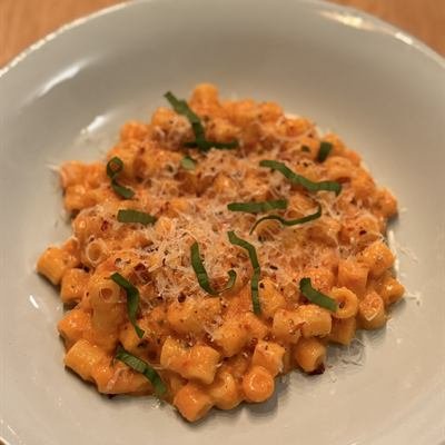 Kleine Nudeln in cremiger Paprikasoße mit Kräutern