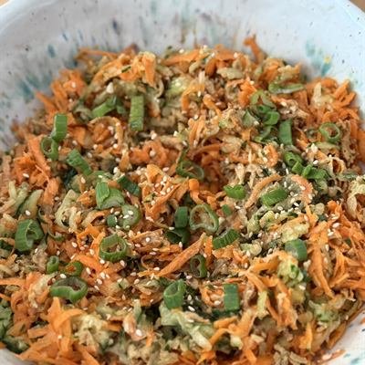 Salat mit geraspelten Karotten, Tofu und Kräutern