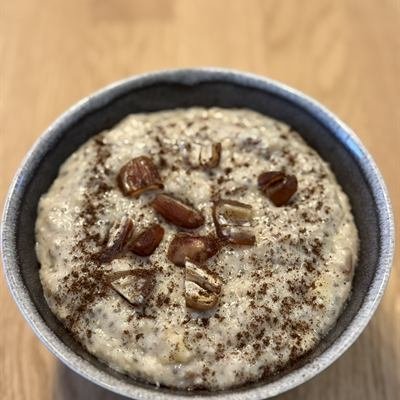 Cremiger Porridge mit Datteln und Nüssen
