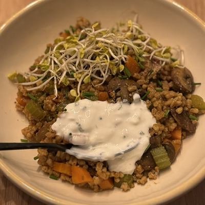 Dinkel mit Gemüse, einem Klecks Crème fraîche und Sprossen