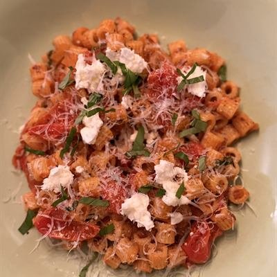 Ditalini mit Cocktailtomaten, Mozzarella und Parmesan