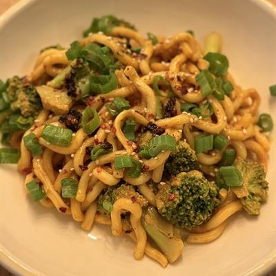 Udon-Nudeln mit Brokkoli, Frühlingszwiebeln und Erdnusssoße