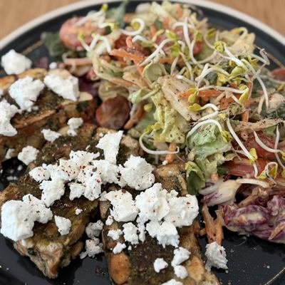 Gebratene Knödelscheiben mit Pesto, Feta und gemischtem Salat