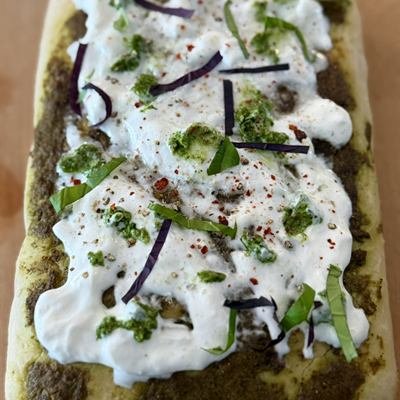 Focaccia-Pizza mit Basilikumpesto, Burrata und Basilikum