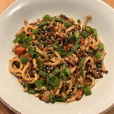 Gebratene Udon-Nudeln mit Gemüse, Sesam und Frühlingszwiebeln