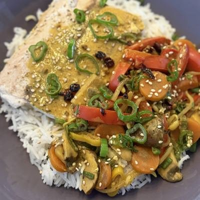 Lachs mit Gemüse-Curry, Paprika und Sesam auf Reis