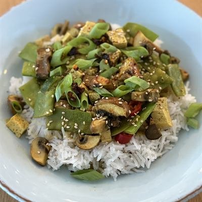 Gemüse-Curry mit Pilzen, Zucchini und Zuckerschoten auf Reis