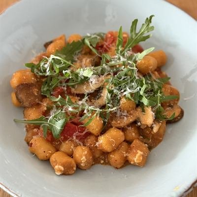 Gnocchi mit Tomatensoße, Champignons und Rucola