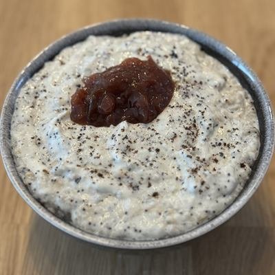 Porridge mit Mohn und einem Klecks Pflaumenmus in der Mitte