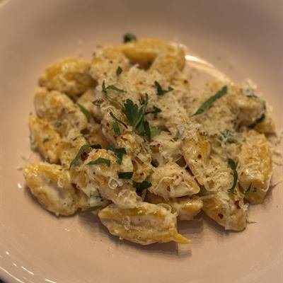 Selbstgemachte Gnocchi in cremiger Soße mit Kräutern