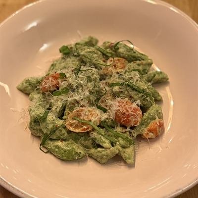 Grüne Spinat-Gnocchi mit Cocktailtomaten und Parmesan