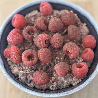 Schoko-Porridge mit frischen Himbeeren