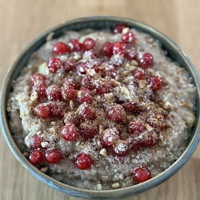 Porridge mit roten Johannisbeeren und gemahlenen Mandeln