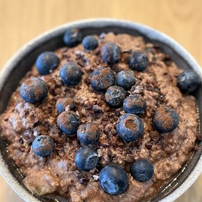Kakao-Porridge mit Heidelbeeren und Kakaonibs