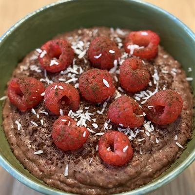 Kakao-Porridge mit Himbeeren und Kokosraspeln