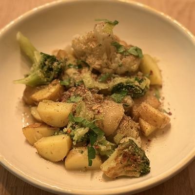 Kartoffeln, Blumenkohl und Brokkoli in heller Soße