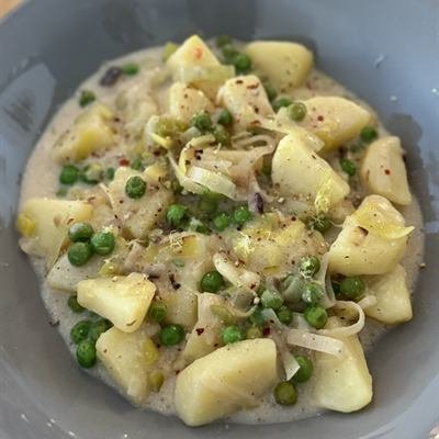 Kartoffeln mit Lauch und Erbsen in cremiger Soße
