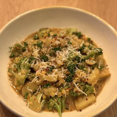 Kartoffel-Linsen-Pfanne mit Brokkoli und Parmesan