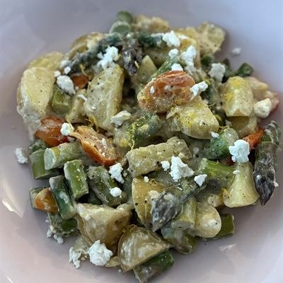 Kartoffeln mit grünem Spargel, Tomaten und Feta