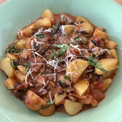 Kartoffeln in Tomatensoße mit Parmesan und Basilikum