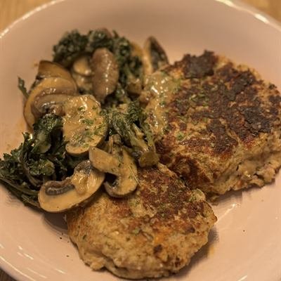 Zwei Kaspressknödel mit Champignons und Kohlröschen