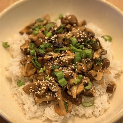 Champignon-Curry mit Sesam und Frühlingszwiebeln auf Reis