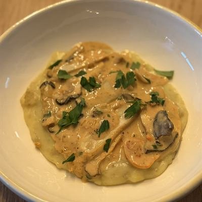 Kräuterseitlinge in cremiger Soße auf Kartoffelbrei mit Petersilie
