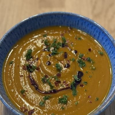 Kürbissuppe mit Kürbiskernöl in einer blauen Schüssel