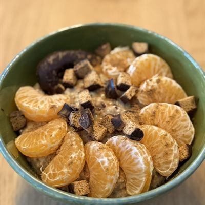 Porridge mit Mandarinenspalten und Lebkuchenstücken
