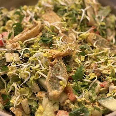 Salat mit gebratenen Maultaschen, Sprossen und Dressing